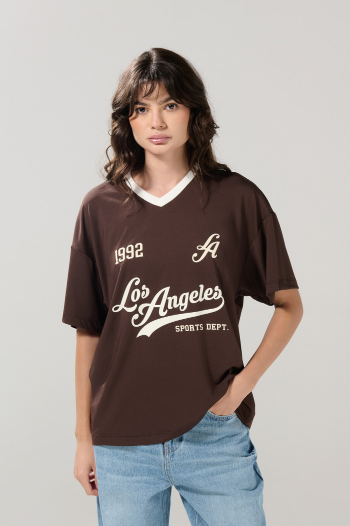 Camiseta oversize café oscura con cuello V y arte college