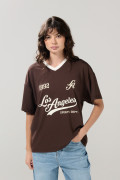 Camiseta oversize café oscura con cuello V y arte college