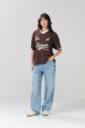 Camiseta oversize café oscura con cuello V y arte college