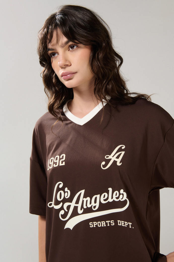 Camiseta oversize café oscura con cuello V y arte college