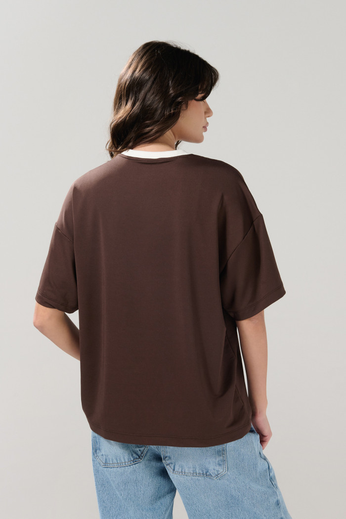Camiseta oversize café oscura con cuello V y arte college