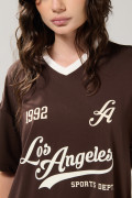 Camiseta oversize café oscura con cuello V y arte college