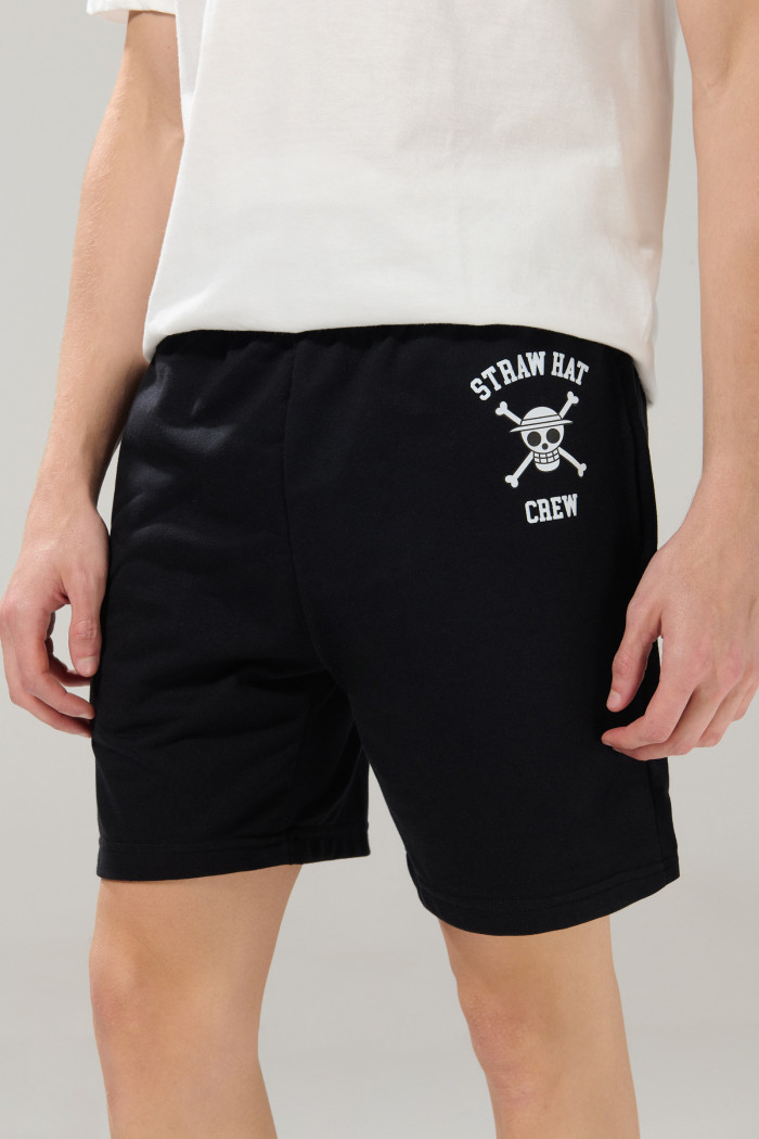 Bermuda negra con diseño de One Piece y bolsillos
