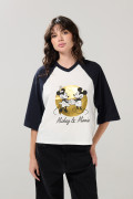 Camiseta crema crop top oversize de Mickey manga ranglan 3/4