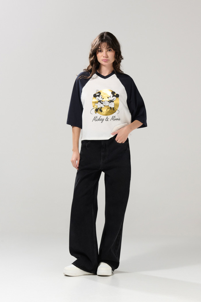 Camiseta crema crop top oversize de Mickey manga ranglan 3/4