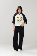 Camiseta crema crop top oversize de Mickey manga ranglan 3/4