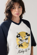 Camiseta crema crop top oversize de Mickey manga ranglan 3/4
