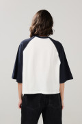 Camiseta crema crop top oversize de Mickey manga ranglan 3/4