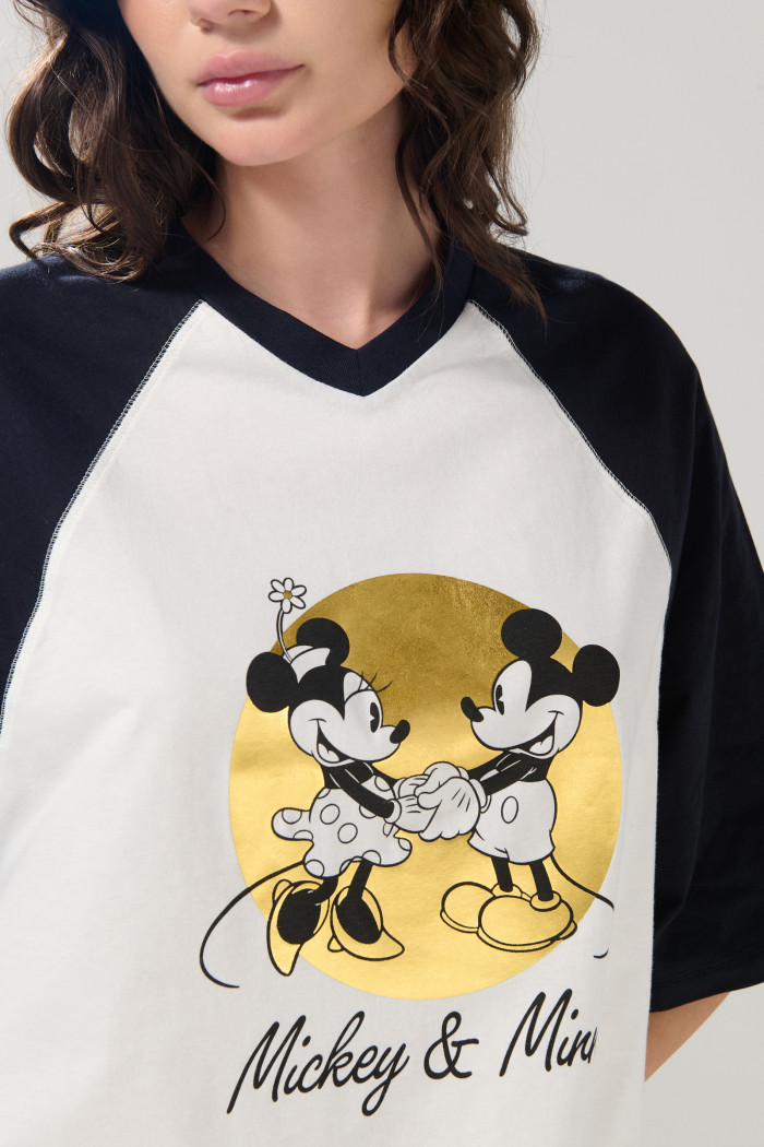 Camiseta crema crop top oversize de Mickey manga ranglan 3/4