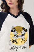 Camiseta crema crop top oversize de Mickey manga ranglan 3/4