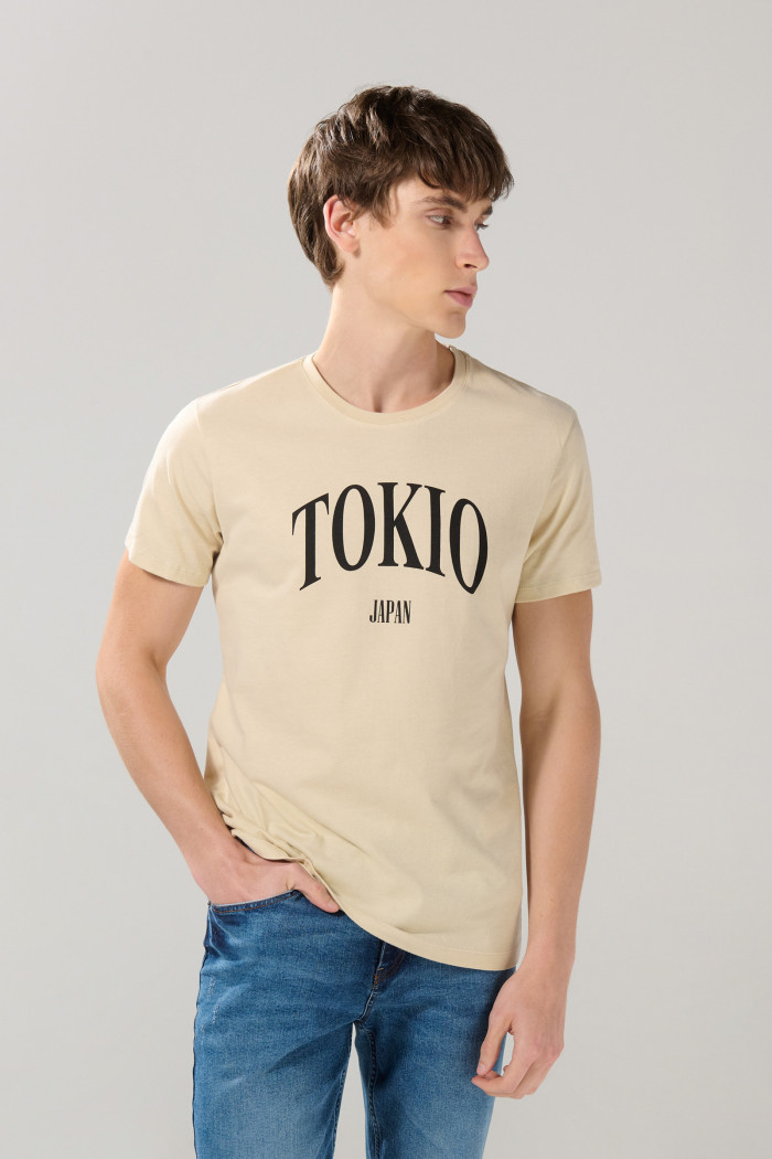 Camiseta con texto college y cuello redondo unicolor