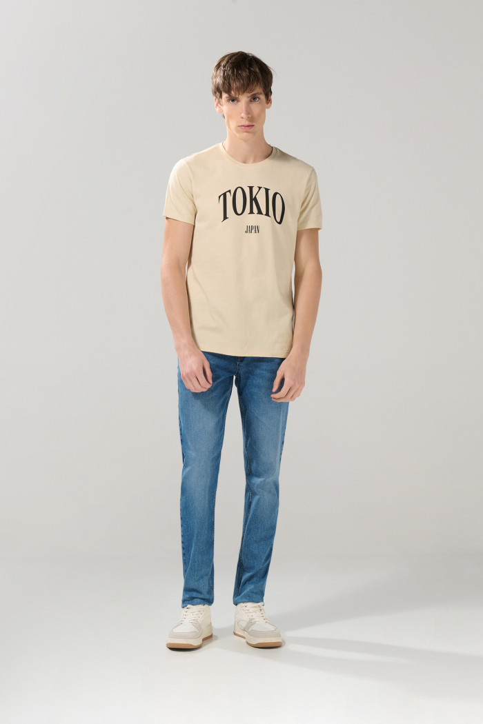 Camiseta con texto college y cuello redondo unicolor
