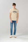 Camiseta con texto college y cuello redondo unicolor