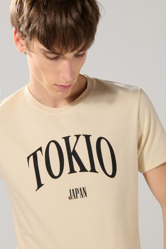 Camiseta con texto college y cuello redondo unicolor