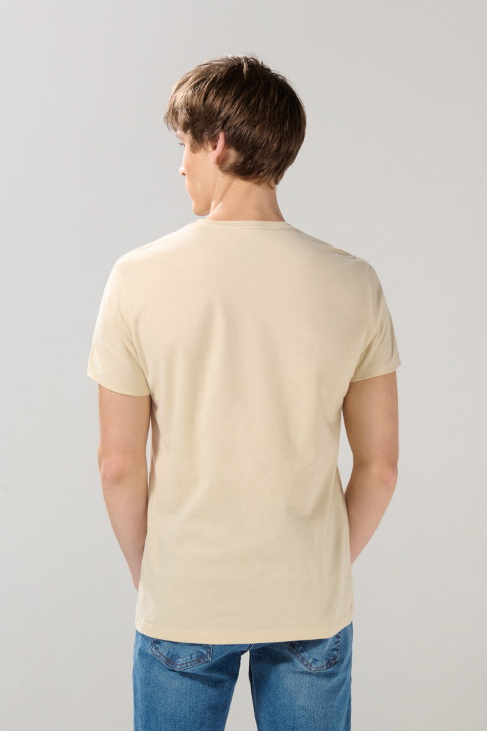 Camiseta con texto college y cuello redondo unicolor