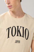 Camiseta con texto college y cuello redondo unicolor