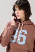 Buzo café medio oversize con capota y diseño college