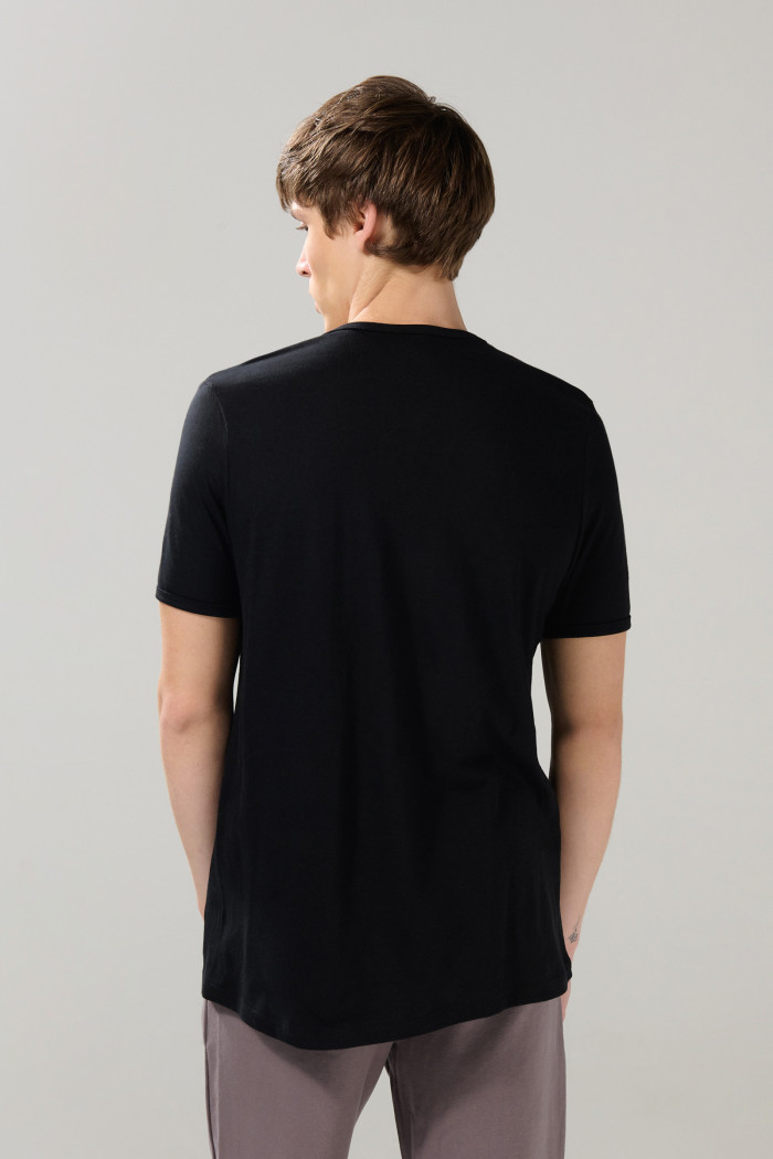 Camiseta en algodón ajustada con cuello redondo unicolor