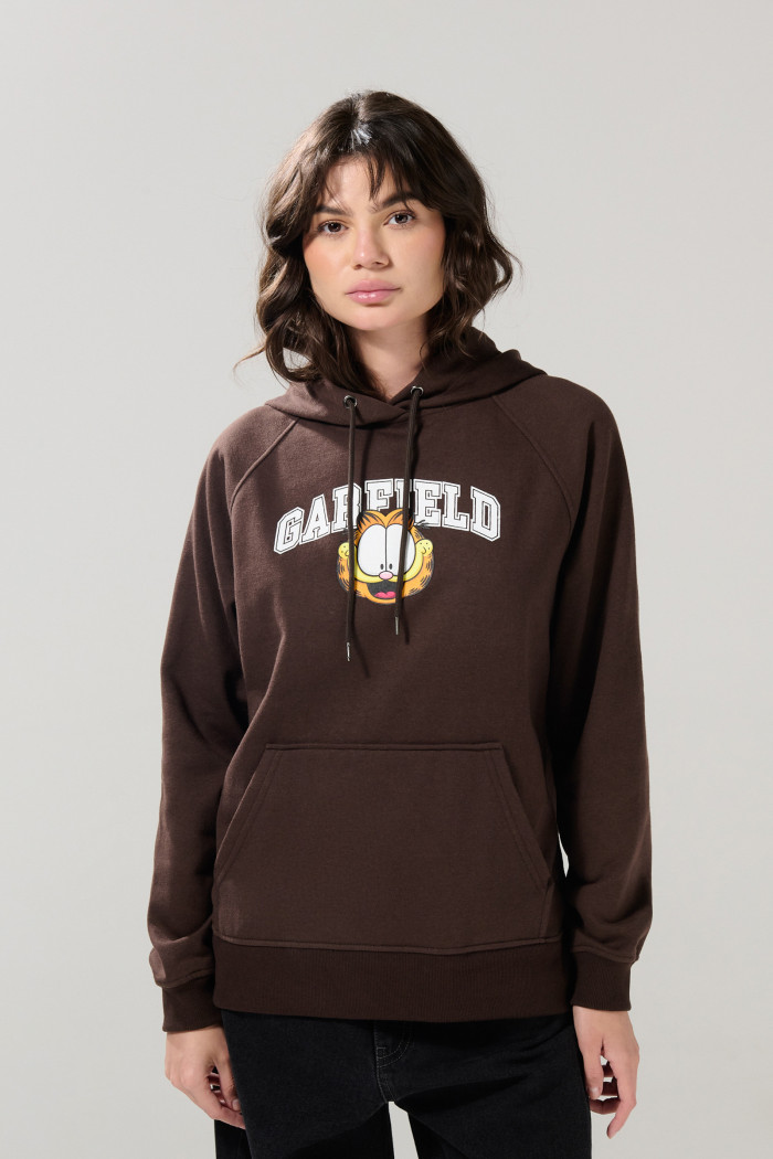 Buzo café oscuro oversize con capota y arte de Garfield
