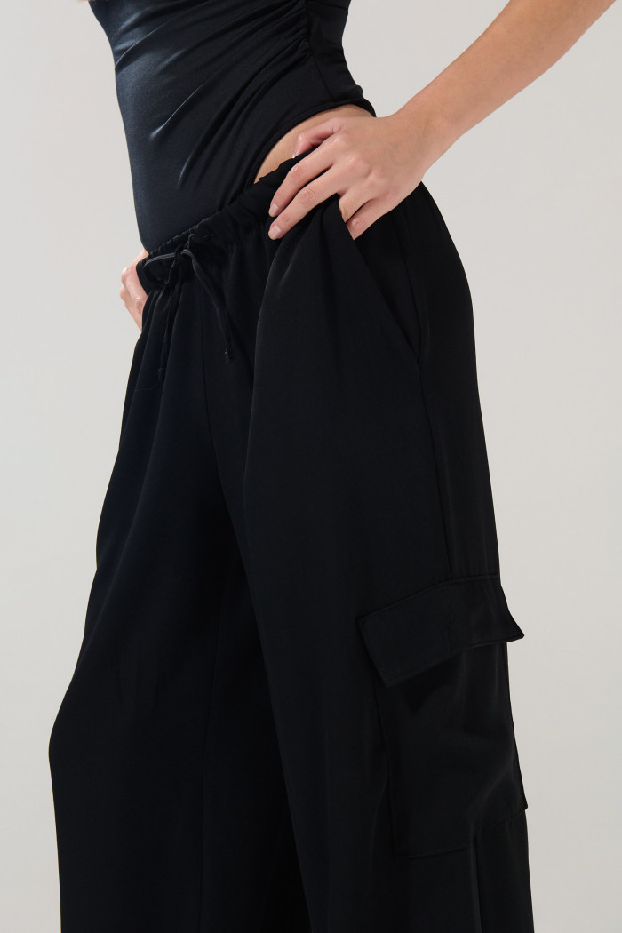 Pantalón palazzo negro cargo con bolsillos utilitarios
