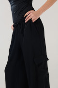 Pantalón palazzo negro cargo con bolsillos utilitarios
