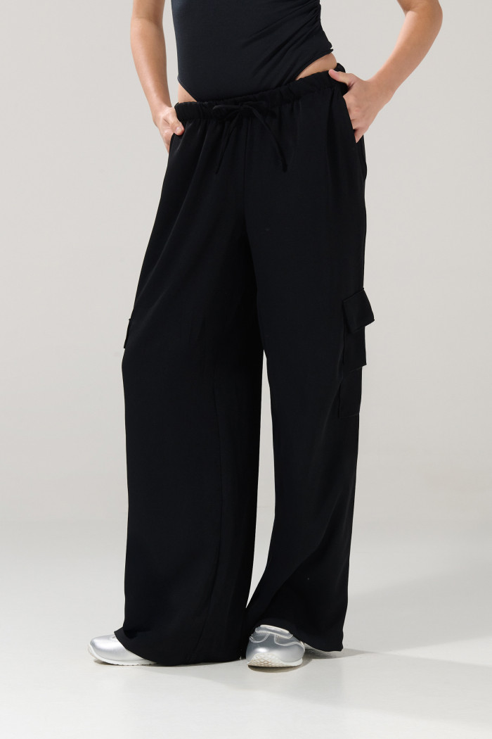 Pantalón palazzo negro cargo con bolsillos utilitarios