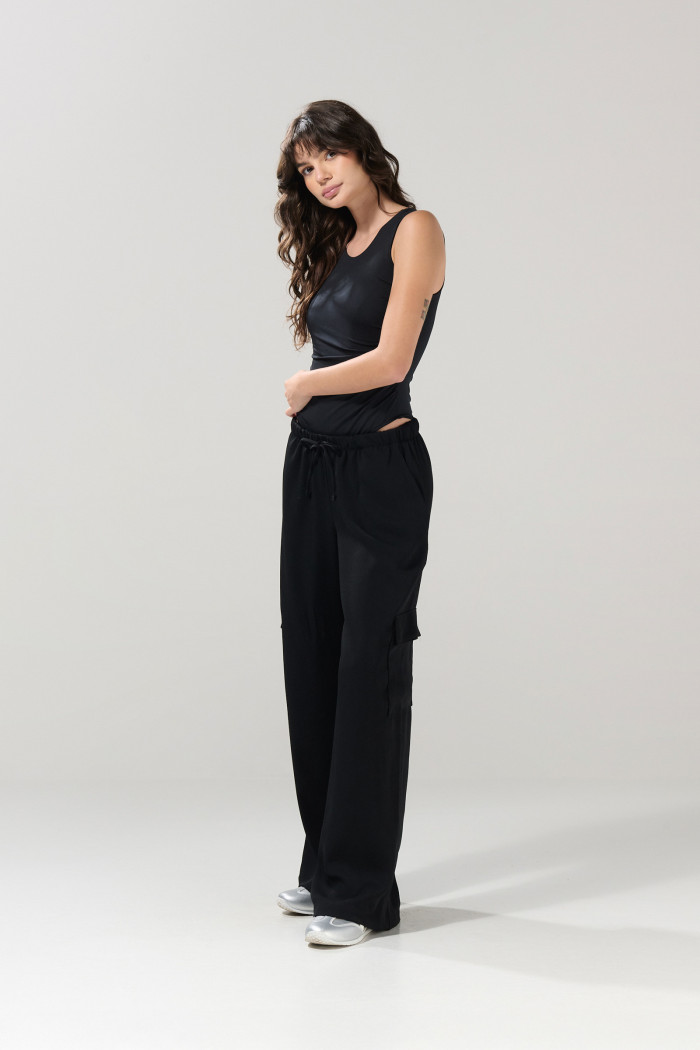 Pantalón palazzo negro cargo con bolsillos utilitarios
