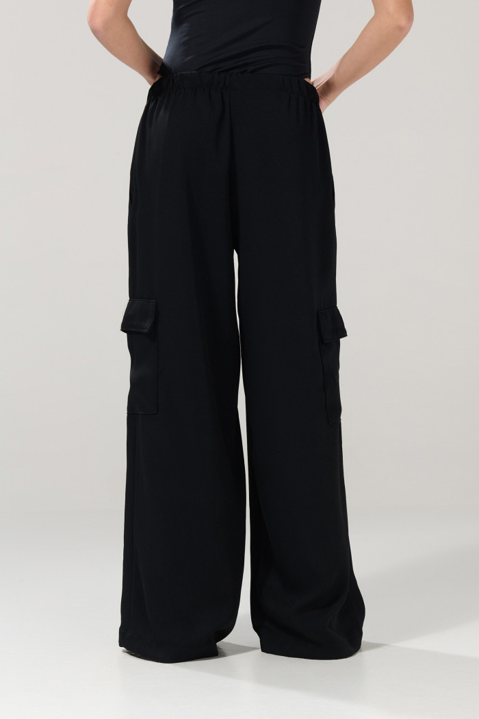 Pantalón palazzo negro cargo con bolsillos utilitarios
