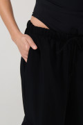 Pantalón palazzo negro cargo con bolsillos utilitarios