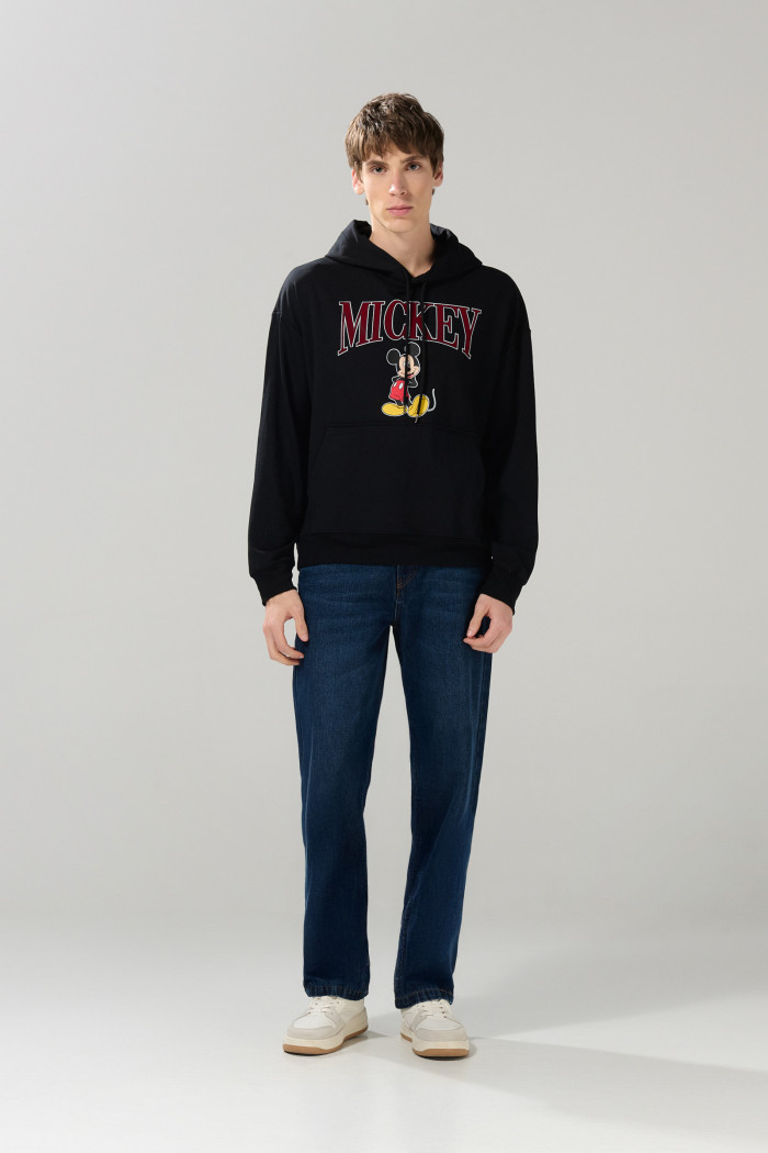Buzo negro con estampado de Mickey y capota