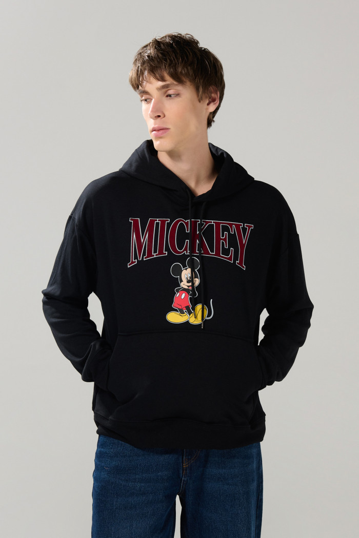 Buzo negro con estampado de Mickey y capota