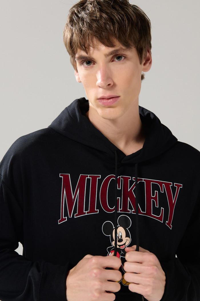 Buzo negro con estampado de Mickey y capota