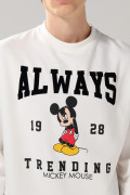 Buzo cuello redondo crema claro con arte de Mickey
