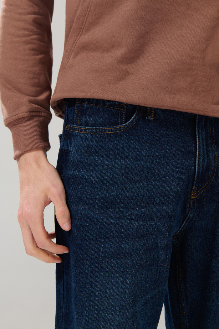 Jean baggy tiro medio azul oscuro con bota ancha y bolsillos