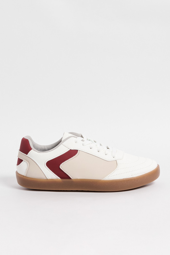 Tenis casuales cremas claros con diseños rojos