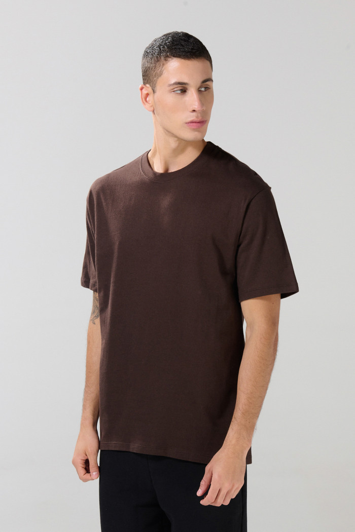 Camiseta hombro rodado unicolor con cuello redondo
