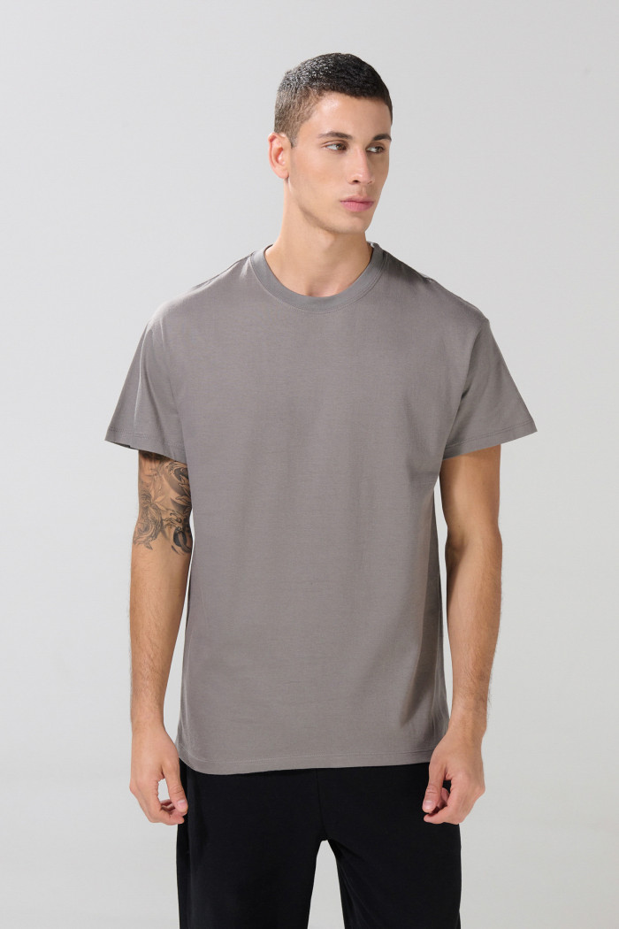 Camiseta hombro rodado unicolor con cuello redondo