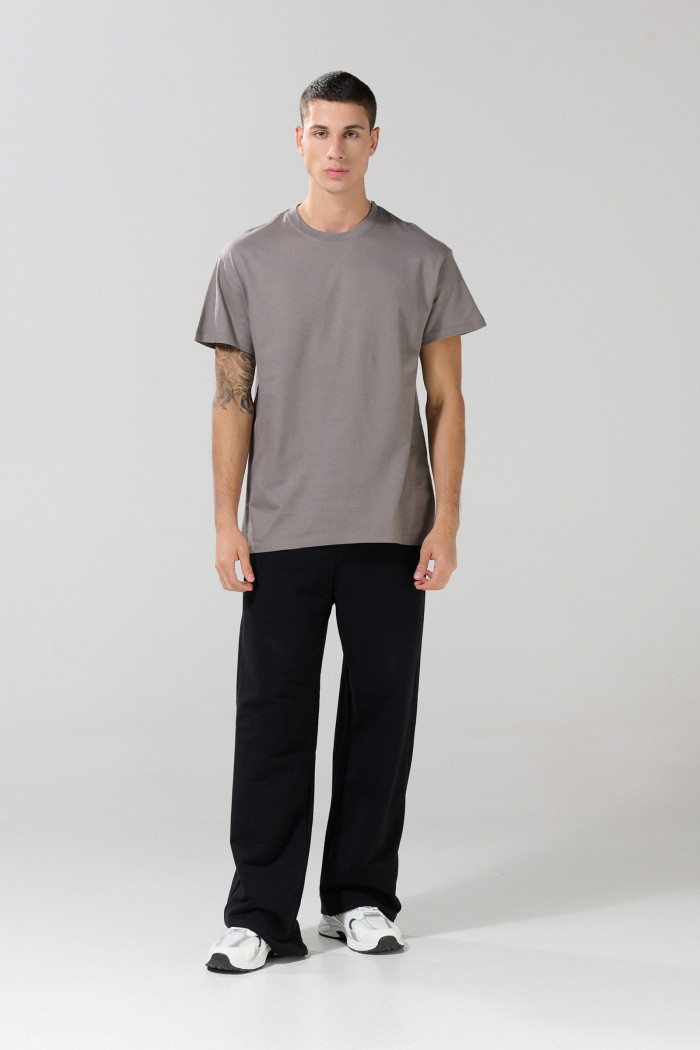Camiseta hombro rodado unicolor con cuello redondo
