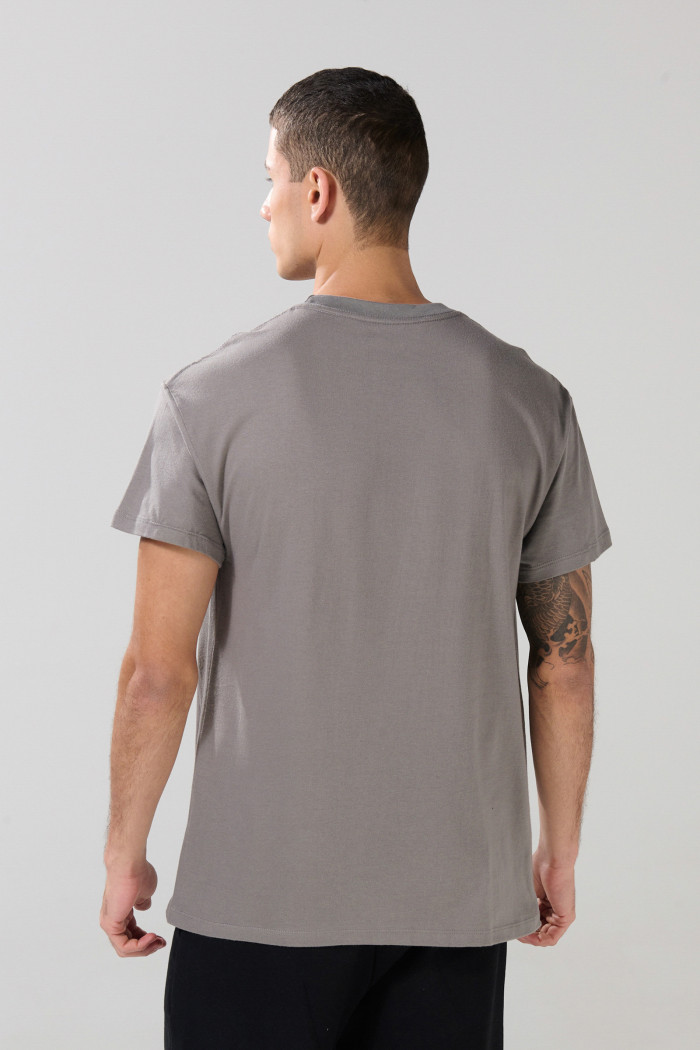Camiseta hombro rodado unicolor con cuello redondo