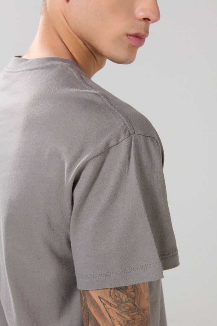 Camiseta hombro rodado unicolor con cuello redondo