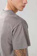 Camiseta hombro rodado unicolor con cuello redondo