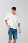 Bermuda de jean slim azul oscura con rotos en frente
