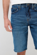 Bermuda de jean slim azul oscura con rotos en frente