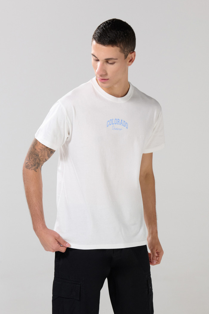 Camiseta crema manga corta con diseños college azules
