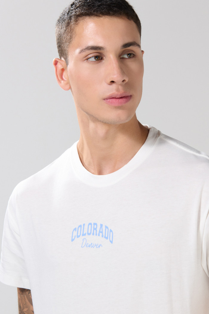 Camiseta crema manga corta con diseños college azules
