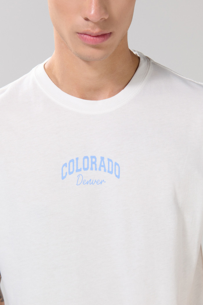 Camiseta crema manga corta con diseños college azules