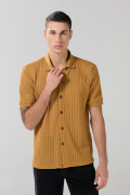 Camisa cuello resort unicolor con texturas y manga corta