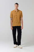 Camisa cuello resort unicolor con texturas y manga corta