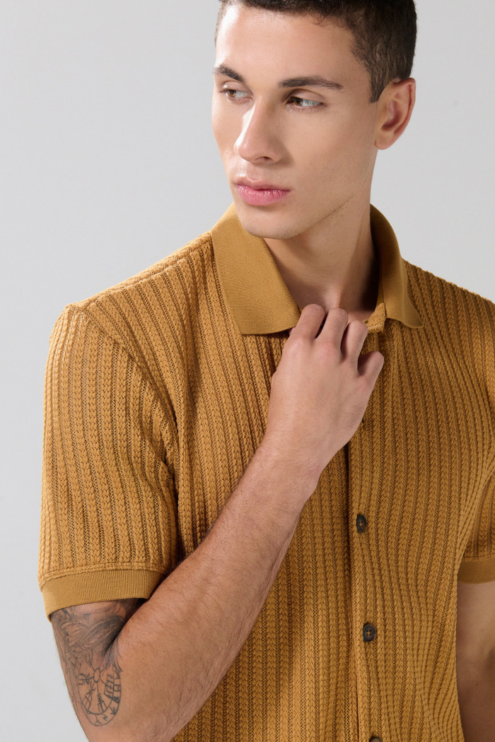 Camisa cuello resort unicolor con texturas y manga corta