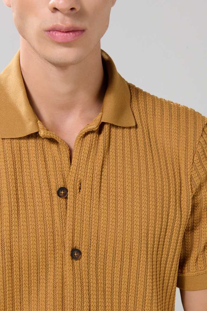 Camisa cuello resort unicolor con texturas y manga corta